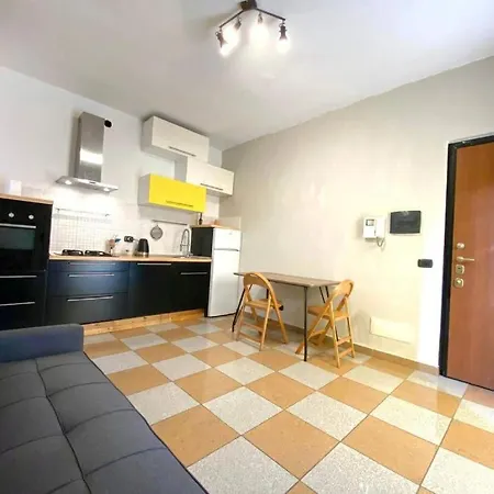 Appartamento Conte Rosso House Con Terrazza In Coorte Tranquilla A Due Passi Da Stazione E Metropolitana Lambrate